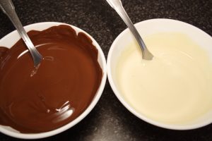 medallones-de-chocolate-blanco-y-negro-2