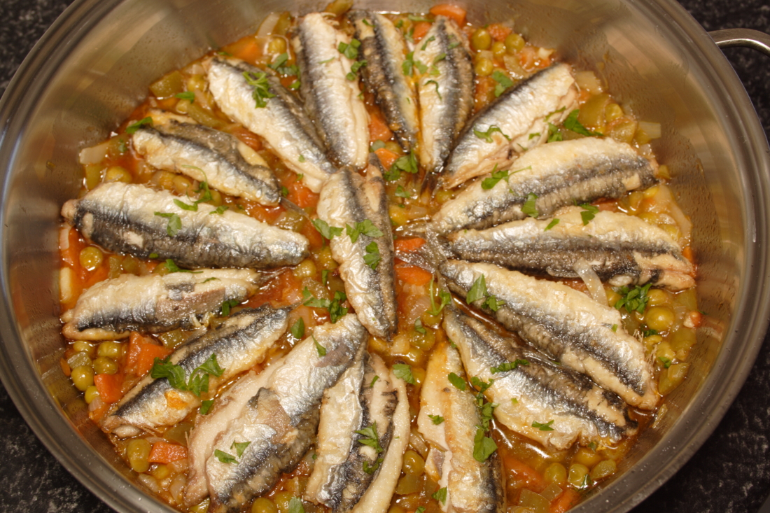 Ragú de boquerones con guisantes – Más que postres